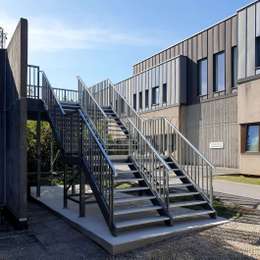 Exterior service stairs in aluminium Painted metal stairs for building access, in aluminium.